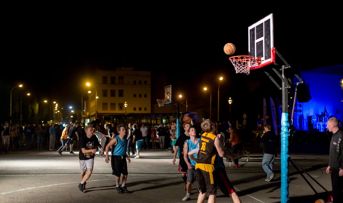 „Naktinis krepšinis 2012“ nušvietė Kauno pilies aikštelę