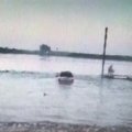 Nufilmuota: girtas vairuotojas sprukdamas nuo policijos Teksase įlėkė į ežerą