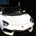 „Lamborghini“ pristatė „Aventador“ superautomobilį nudengiamu stogu