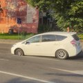 Vilniuje netoli Vingio parko automobilis įkrito į smegduobę