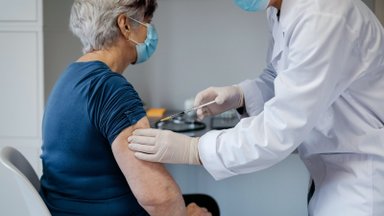 Griebėsi paskutinio šiaudo: kad įkalbėtų senjorus skiepytis, vakciną davė ir juos lydėjusiems asmenims