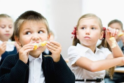 Vaikai valgo mokykloje