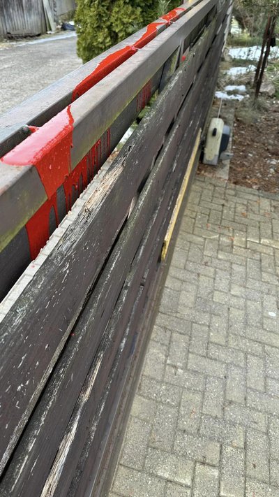Raudonais dažais apipilta Rimo Bružo tvora