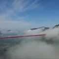Įspūdingo grožio kabantis Kinijos tiltas – pasivažinėjimas virš debesų