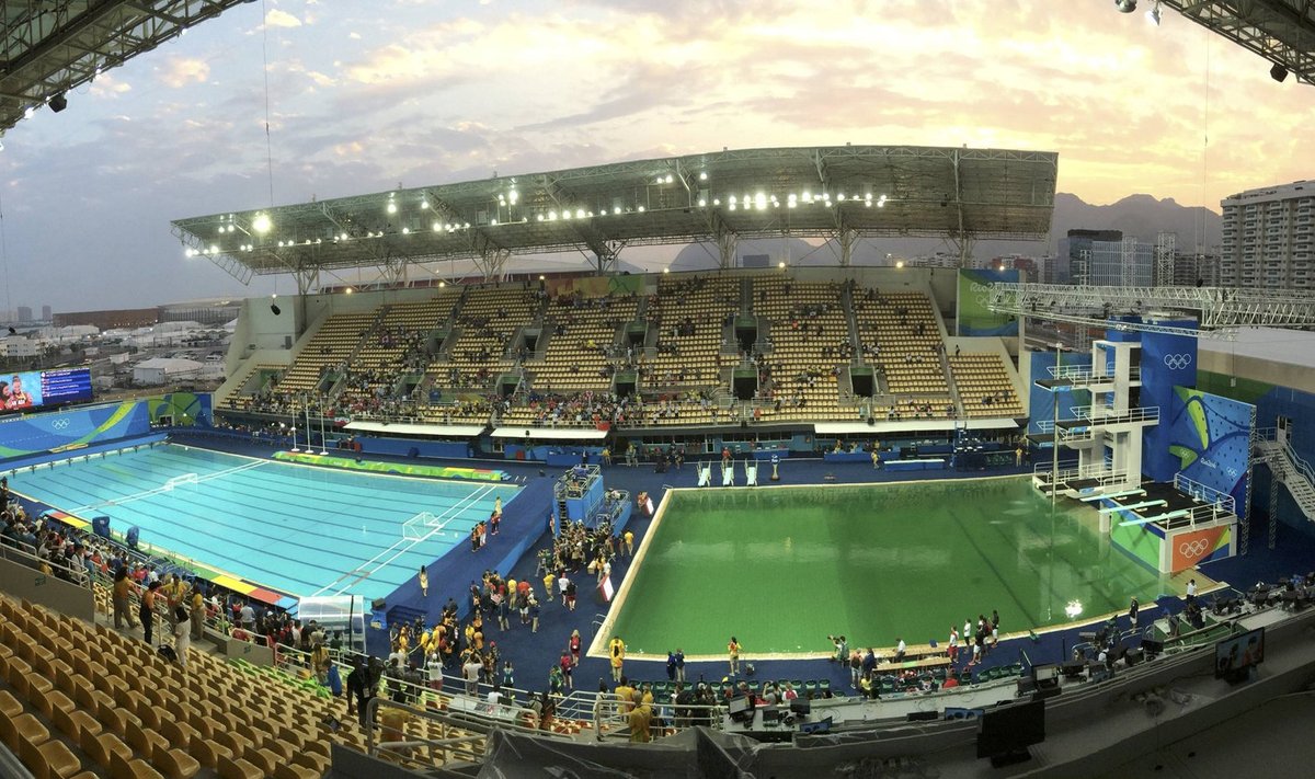 Olimpinis baseinas su pažaliavusiu vandeniu