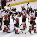 „Ducks“ įveikė „Blackhawks“ ir priartėjo prie NHL finalo