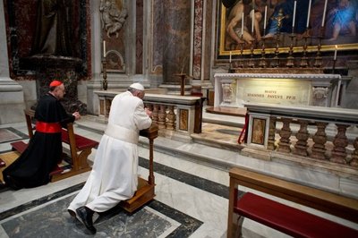 Popiežius Pranciškus aplankė Jono Pauliaus II kapą