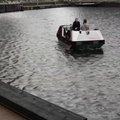 Autonominė valtis tyliai plaukioja senoviniais Amsterdamo kanalais
