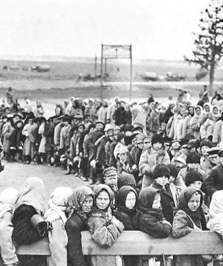 Karo pabėgėliai laukia maisto. Rusija, 1915 m.
