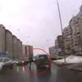 Nufilmuota, kaip piktas pėsčiasis Rusijoje apspardė automobilį