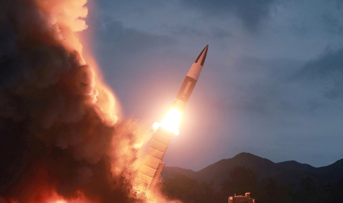 KCNA: Šiaurės Korėja vėl išbandė itin didelę raketų leidimo sistemą
