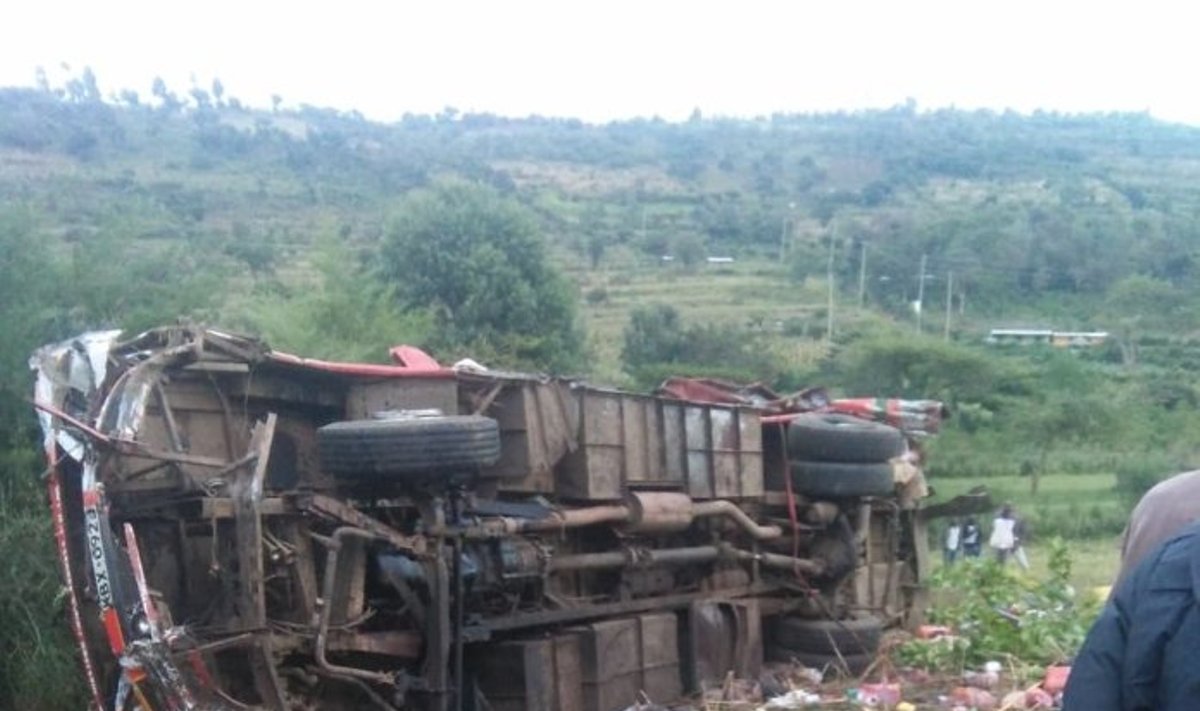 Kenijoje per autobuso avariją žuvo mažiausiai 40 žmonių