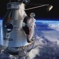 F.Baumgartneris ruošiasi šuoliui su parašiutu iš 37 kilometrų aukščio