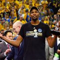 Finalo MVP apdovanojimą iškėlęs K. Durantas: mama, mes tai padarėme!