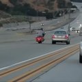 Motociklininko ir automobilio vairuotojo santykių aiškinimasis Los Andžele greitkelyje baigėsi avarija