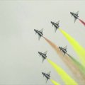 Singapūro aviacijos šventėje – įspūdingas Kinijos akrobatinio skraidymo komandos šou