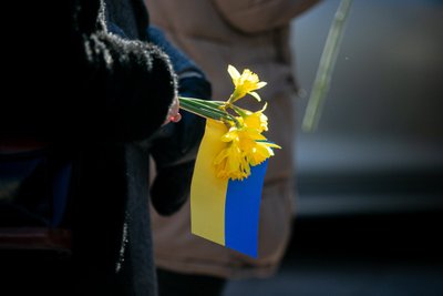 Prie Ukrainos ambasados solidarumo akcija su moterimis Ukrainoje