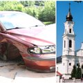 В Мариямполе автомобиль врезался в забор храма, водитель пьян