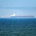 Prie Omano krantų atakuotas tanklaivis atplaukė į JAE uostą