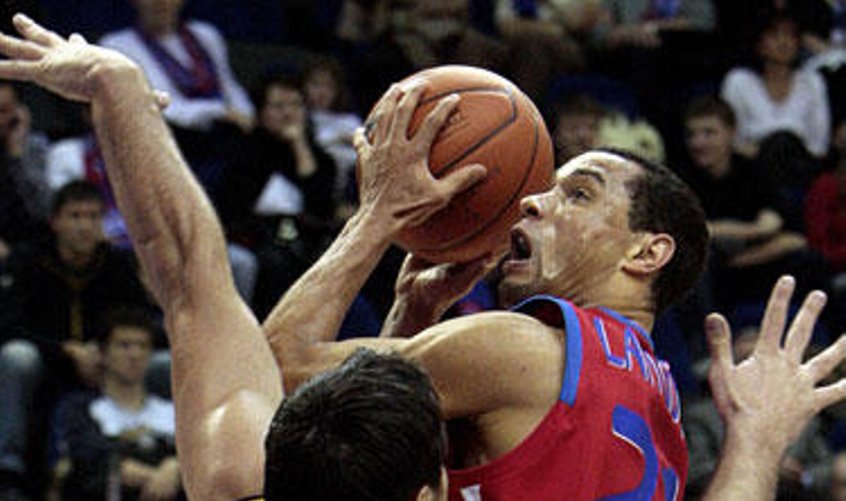 Trajanas Langdonas (CSKA) atakuoja per Jovo Stanojevičių ("ProkomTrefl")