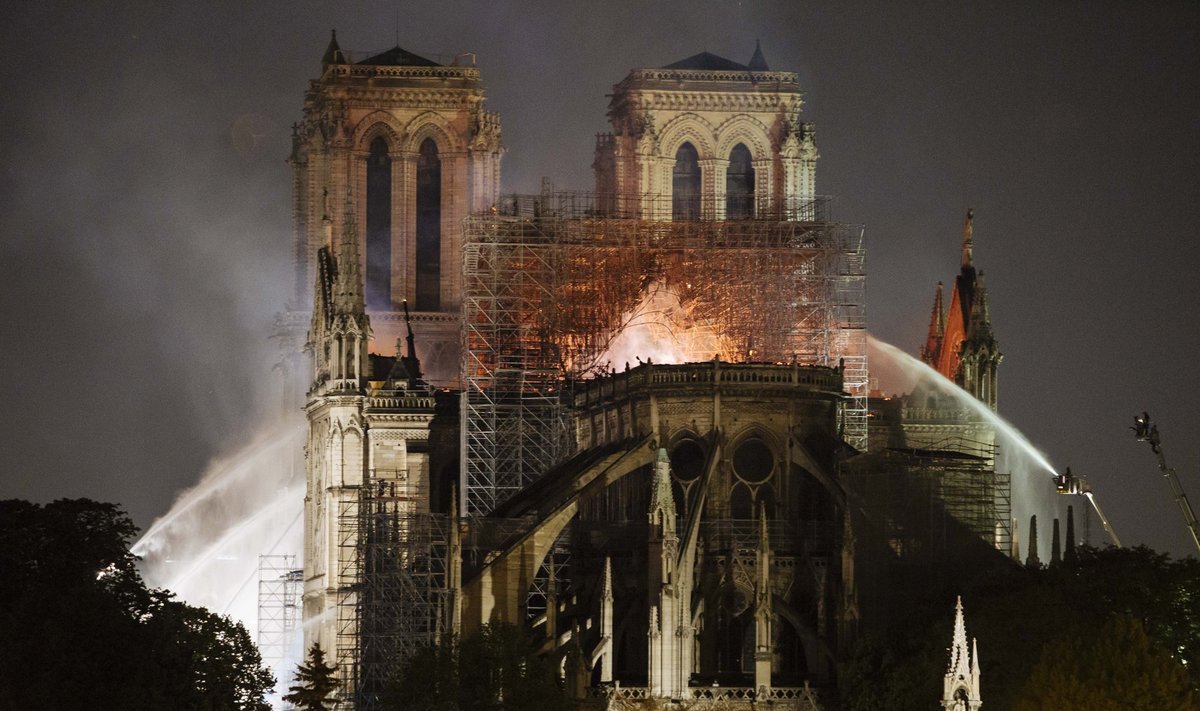 Ugniagesiai kovoja su gaisru Paryžiaus Švč. Dievo Motinos katedroje