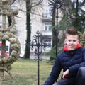 Neįprastas Panevėžio moksleivių sveikinimas Lietuvai: klasė pavirto kaimišku klojimu