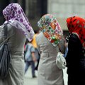Austrijoje rengiamas įstatymas, uždrausiantis mokytojoms ir tarnautojoms ryšėti musulmoniškas skaras