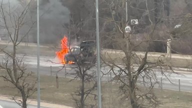 На одной из оживленных улиц столицы загорелся автомобиль