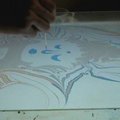 Kinas menininkas tapo ant kintančio skysto paviršiaus
