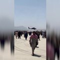 Kelias palikti Afganistaną vėl atidarytas, tūkstančiai žmonių bando prasiveržti į oro uostą