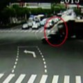 Nufilmuota: Kinijoje elektriniu dviračiu važiavęs vyras per plauką išvengė tragiškos lemties
