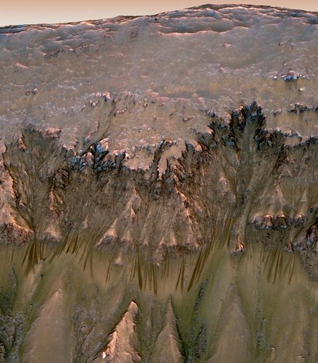Marso paviršiuje sezoniškų srovių išgraužtos vagos; nuotraukos ir trimačio modelio derinys