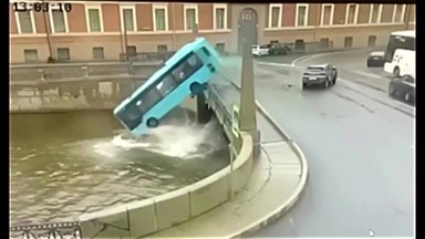 Vaizdo stebėjimo kameros užfiksavo, kaip Sankt Peterburge į upę įkrito autobusas su keleiviais