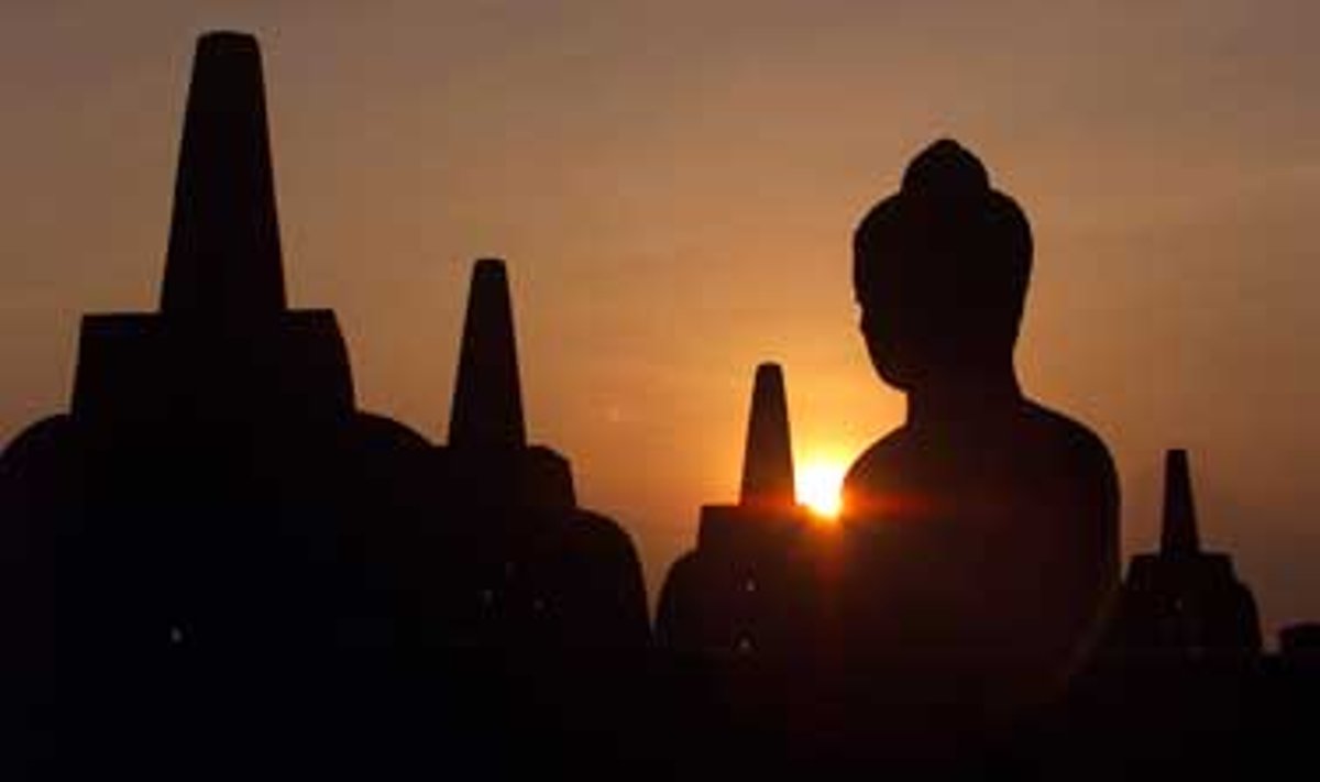Didžiausia budistų šventykla, esanti Indonezijoje, nutvieksta tekančios saulės spindulių.