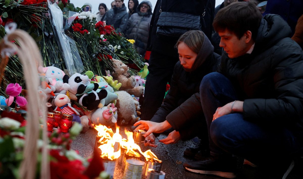 Šeštadienį rusai renkasi pagerbti „Crocus City Hall“ įvykusio teroristinio išpuolio aukas