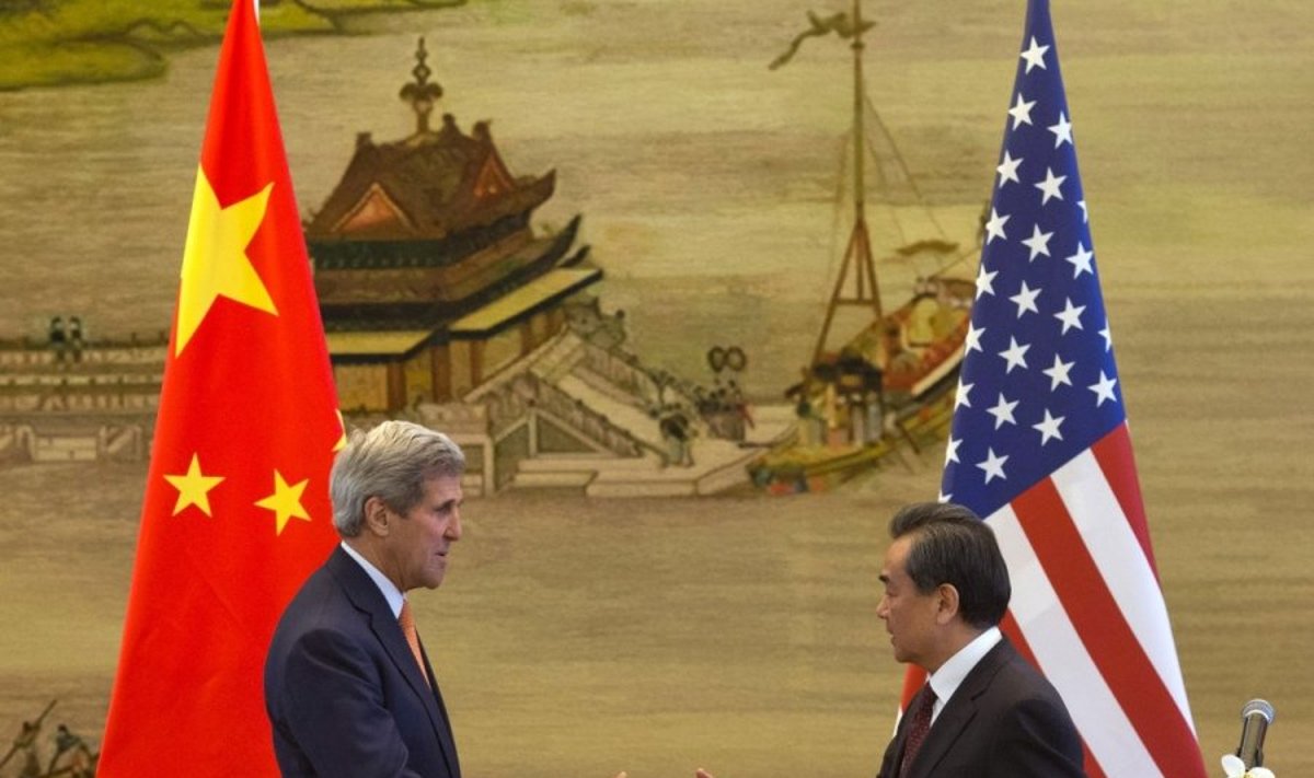 J. Kerry ir Kinijos užsienio reikalų liga Wang Yi