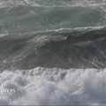 Uraganas Ofelija atnešė į Didžiąją Britaniją gigantiškas bangas