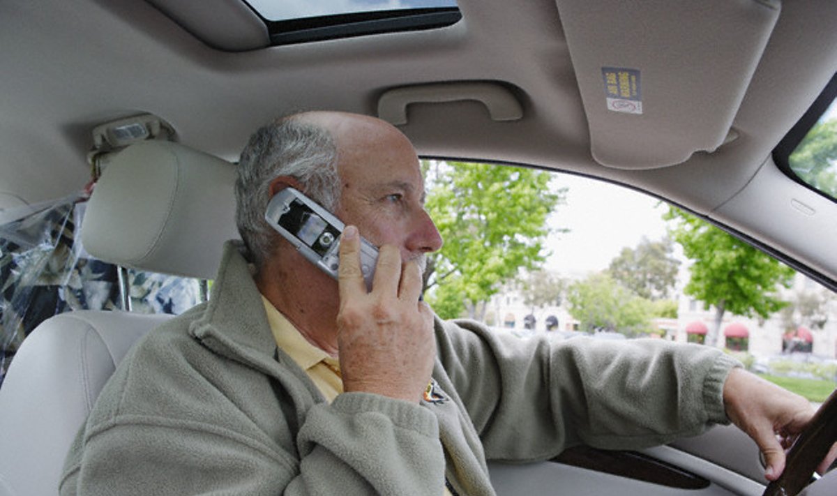 Vairuotojas kalba mobiliuoju telefonu