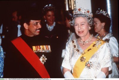Brunėjaus sultonas Hassanalas Bolkiahas, karalienė Elžbieta II