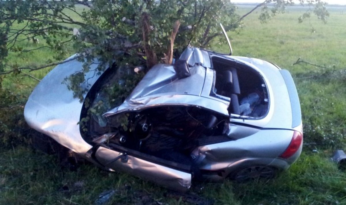 Pakaunėje „Audi TT“ rėžėsi į medžius, jaunas vairuotojas žuvo