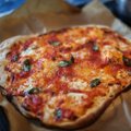 Vyras iškepė tobulą naminės tešlos picą: draugai valgė pasigardžiuodami