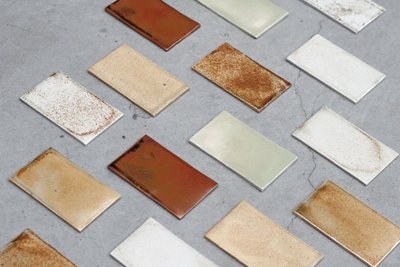 Keraminių plytelių spalva gauta panaudojant metalų atliekas