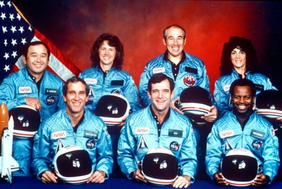 "Challenger" įgula: (iš kairės) Ellisonas Onizuka, Mike'as Smithas, Christa McAuliffe, Dickas Scobee, Gregas Jarvisas, Ronas McNairas ir Judith Resnik