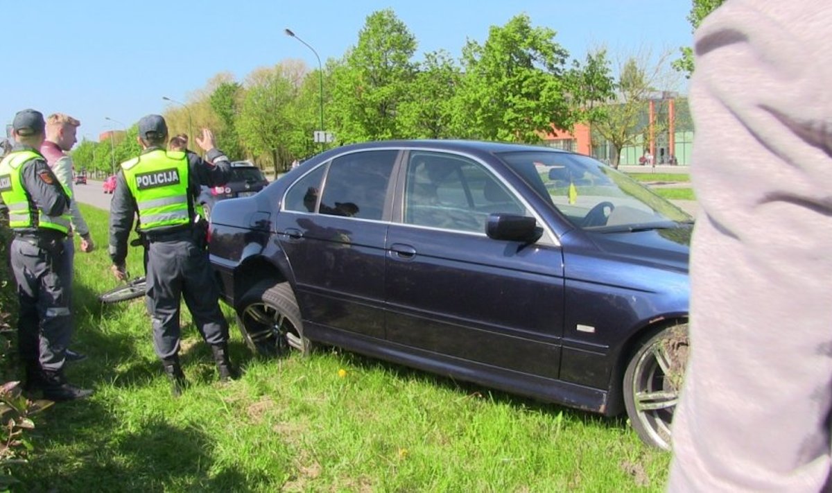 Pardavinėjo BMW: pirkėjas apdaužė ir pabėgo
