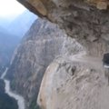 Beprotiškas važiavimas Himalajų kalnų keliuku