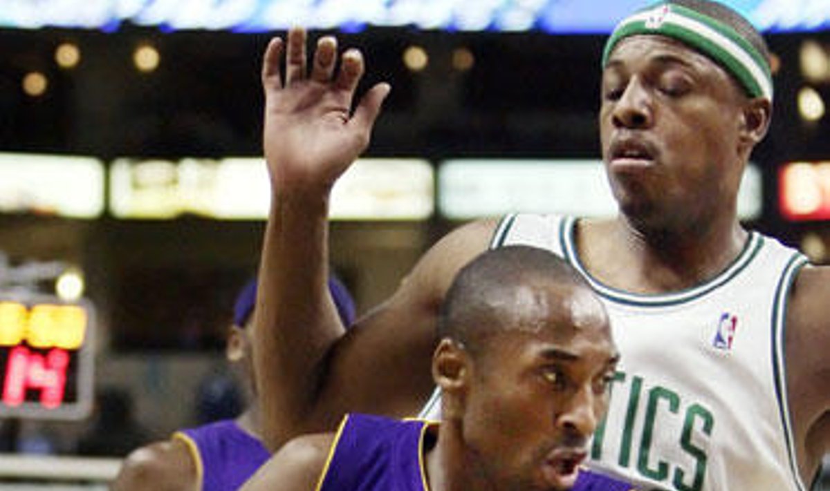 Kobe Bryantas ("Lakers") veržiasi pro Paulą Pierce'ą ("Celtics")
