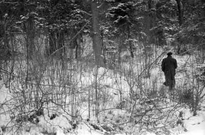 Pranas Matiukas rodo masinių žudynių vietą Babtuose, 1962 m.   