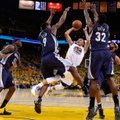 „Warriors“ patiesė „Grizlius“, S. Curry – naudingiausias NBA sezono žaidėjas