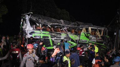 Indonezijoje per mokyklinio autobuso avariją žuvo 11 žmonių, dešimtys buvo sužeisti