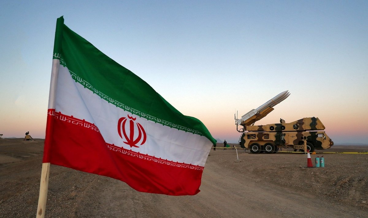 Didėjant įtampai su JAV, Iranas rengia karinius pratimus